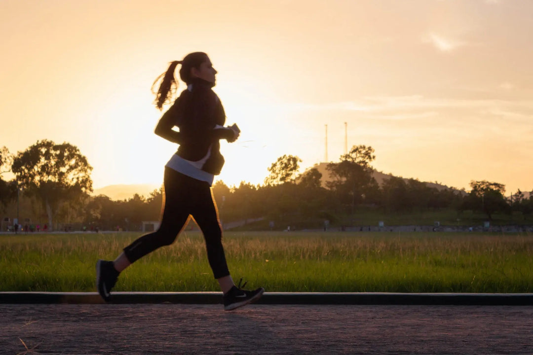 Personen, die im Freien joggen, um ihre geistige und körperliche Gesundheit zu verbessern.